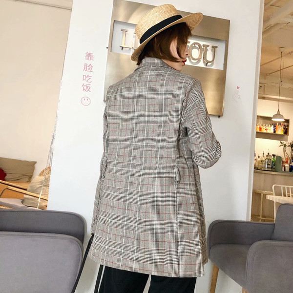 Модерно карирано сако с колан и дълбоко деколте в бежов цвят