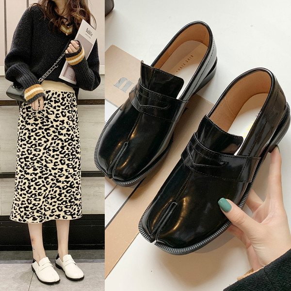 Модерни дамски лъскави  обувки с равна попдметка в черен и бял цвят 