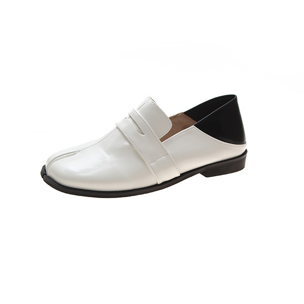 Модерни дамски лъскави  обувки с равна попдметка в черен и бял цвят 