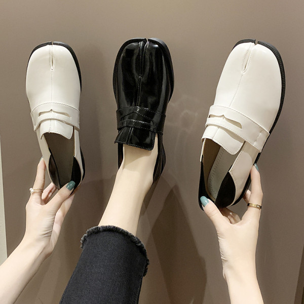 Модерни дамски лъскави  обувки с равна попдметка в черен и бял цвят 