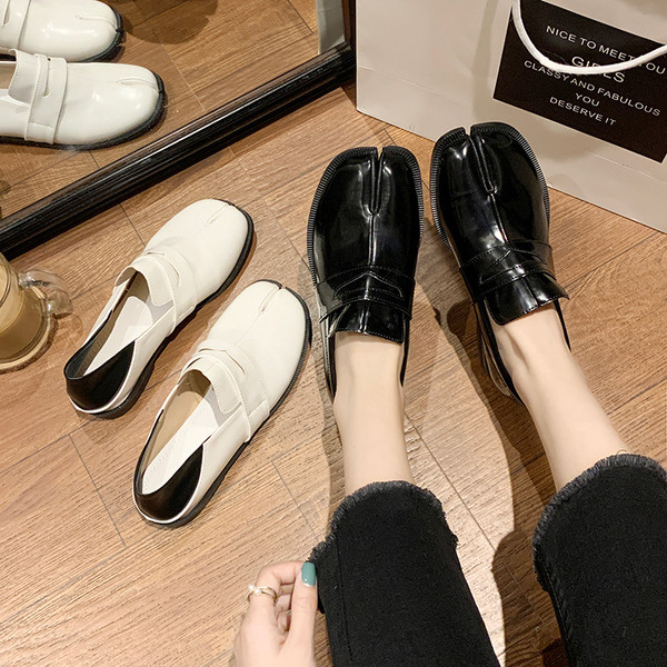 Модерни дамски лъскави  обувки с равна попдметка в черен и бял цвят 