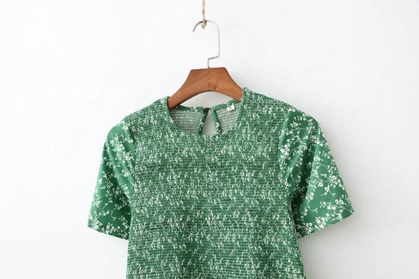 Дълга пролетна рокля разкроен модел с овално деколте и къс ръкав в зелен цвят