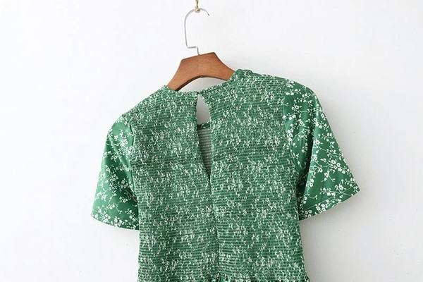 Дълга пролетна рокля разкроен модел с овално деколте и къс ръкав в зелен цвят