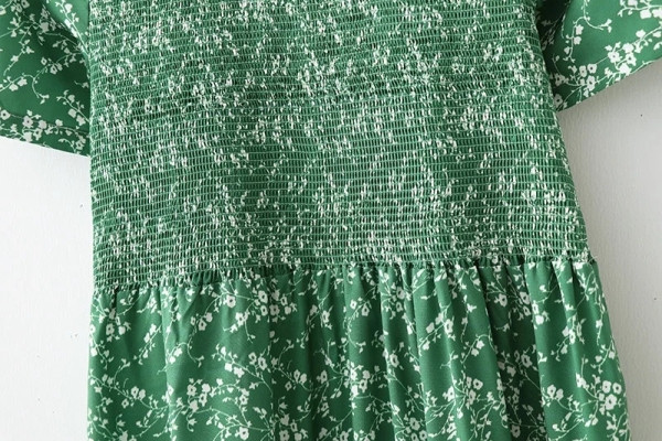 Дълга пролетна рокля разкроен модел с овално деколте и къс ръкав в зелен цвят