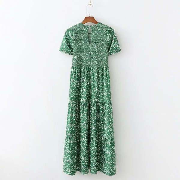 Дълга пролетна рокля разкроен модел с овално деколте и къс ръкав в зелен цвят