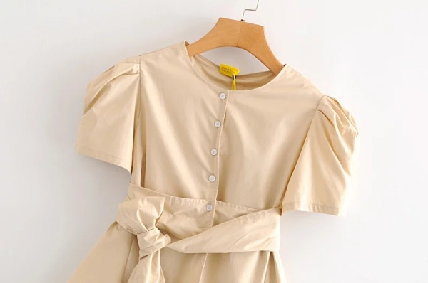 Uue mudeli asümmeetriline lühikeste varrukate ja nööpidega kevadsärk