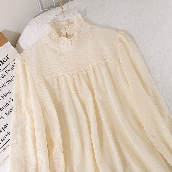 Дамска риза с дълъг ръкав и висока яка в бял и бежов цвят