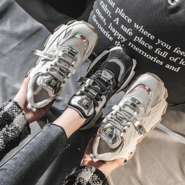 Дамски модерни маратонки с груба подметка и цветни връзки в черен и бял цвят 