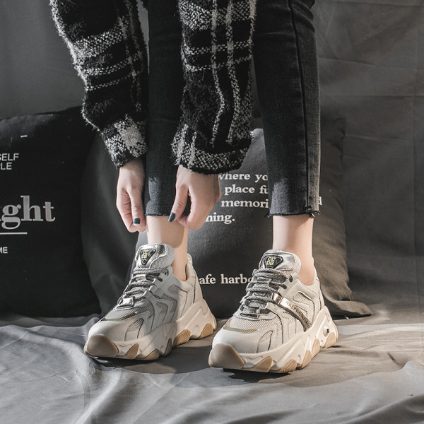 Дамски модерни маратонки с груба подметка и цветни връзки в черен и бял цвят 