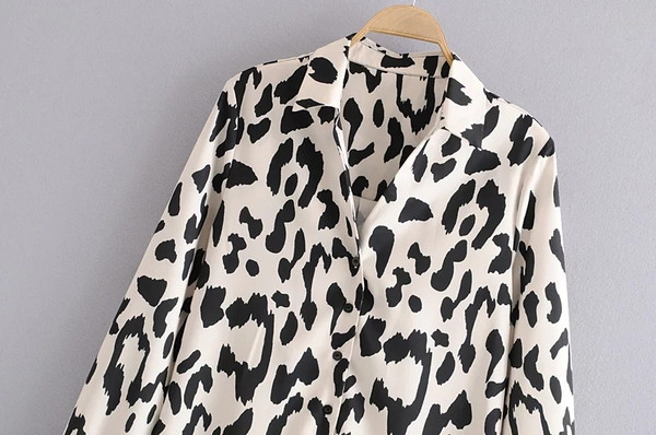 Широка дамска риза класически модел с леопардов десен