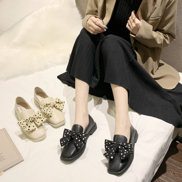 Ежедневни дамски обувки от еко кожа с панделка в черен и бежов цвят