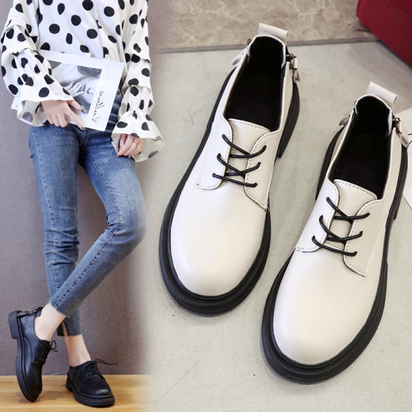 Дамски модерни ежедневни обувки с равна подметка от еко кожа в черен и бял цвят - два модела 