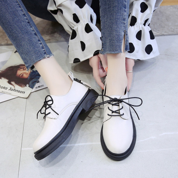 Дамски модерни ежедневни обувки с равна подметка от еко кожа в черен и бял цвят - два модела 