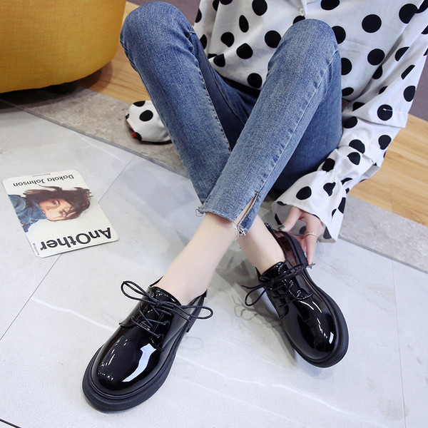 Дамски модерни ежедневни обувки с равна подметка от еко кожа в черен и бял цвят - два модела 