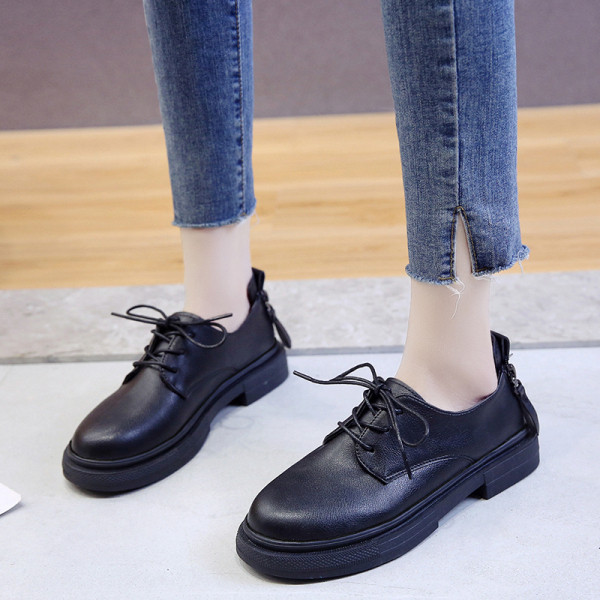 Дамски модерни ежедневни обувки с равна подметка от еко кожа в черен и бял цвят - два модела 