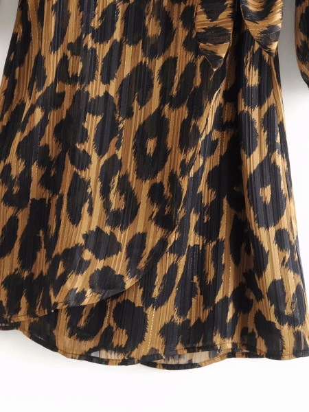 Тънка пролетна рокля с  V-образно деколте в кафяв цвят с леопардов десен