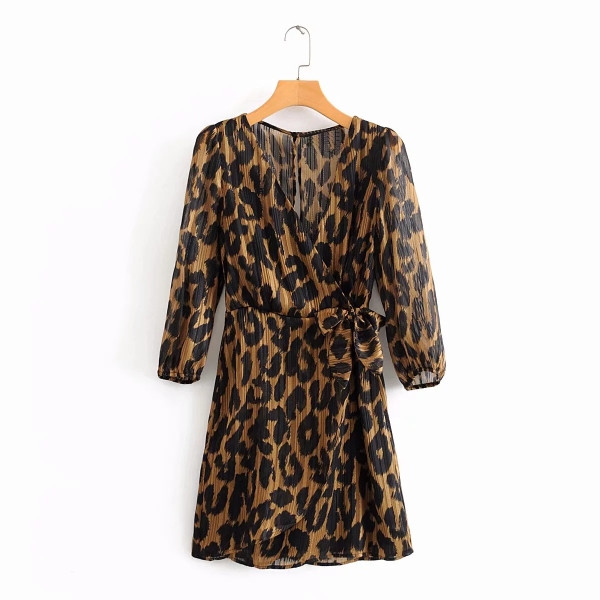Тънка пролетна рокля с  V-образно деколте в кафяв цвят с леопардов десен