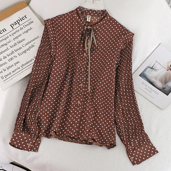 Модерна дамска риза с овално деколте и панделка на точки 