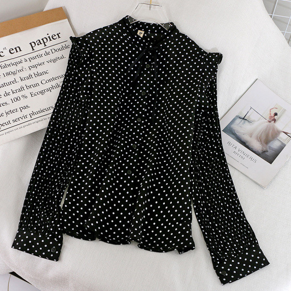 Модерна дамска риза с овално деколте и панделка на точки 