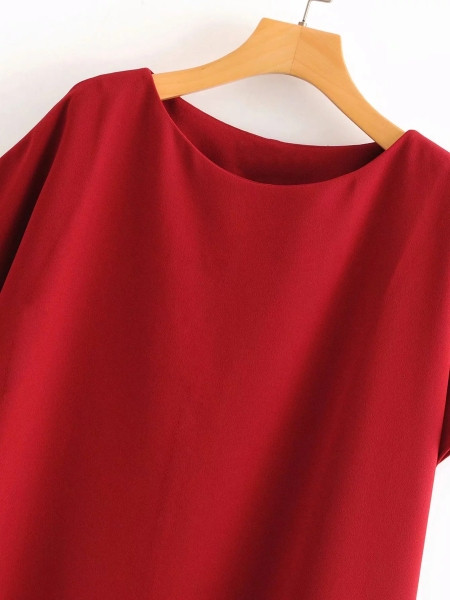 Къса пролетна рокля с къс прилеп ръкав и овално деколте в червен и черен ръкав