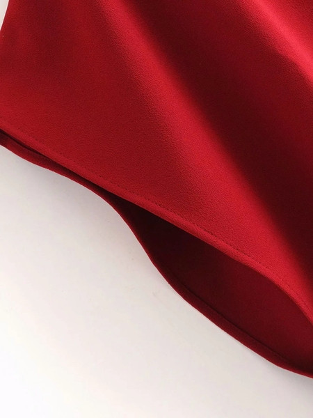 Къса пролетна рокля с къс прилеп ръкав и овално деколте в червен и черен ръкав