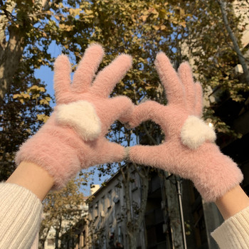 Γυναικεία χνουδωτά γάντια με τρισδιάστατο στοιχείο καρδιάς σε πέντε χρώματα
