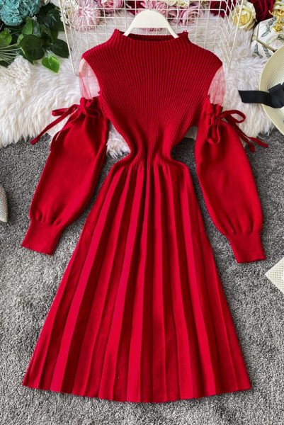 Плисирана плетена рокля с тюл и връзки на ръкавите в два цвята