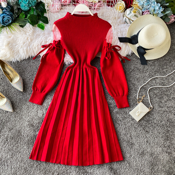 Плисирана плетена рокля с тюл и връзки на ръкавите в два цвята