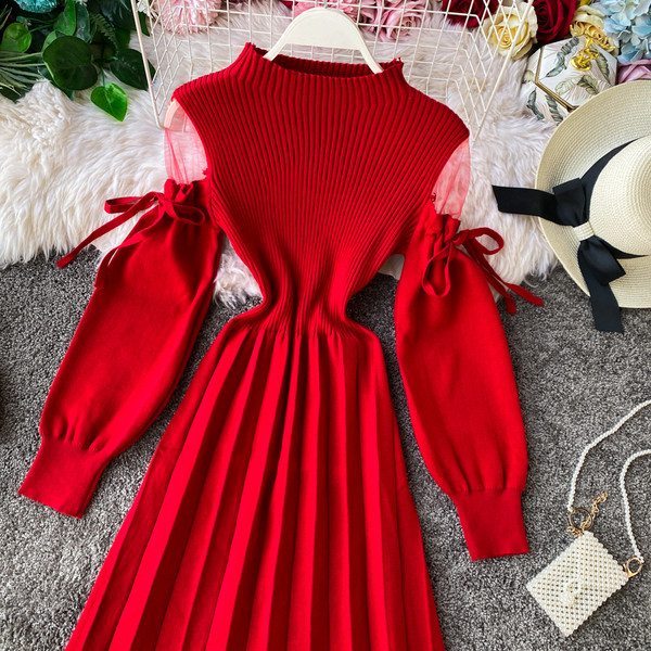 Плисирана плетена рокля с тюл и връзки на ръкавите в два цвята