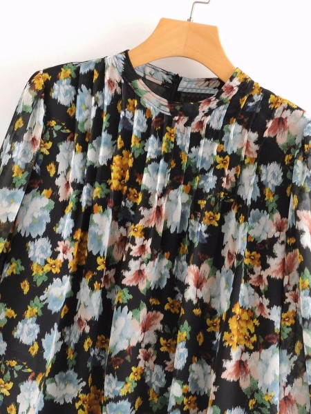 Широка дамска риза с овално деколте и дълъг ръкав в черен цвят с флорален десен