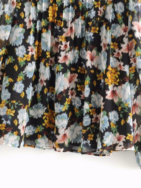 Широка дамска риза с овално деколте и дълъг ръкав в черен цвят с флорален десен