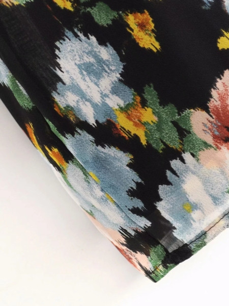 Широка дамска риза с овално деколте и дълъг ръкав в черен цвят с флорален десен