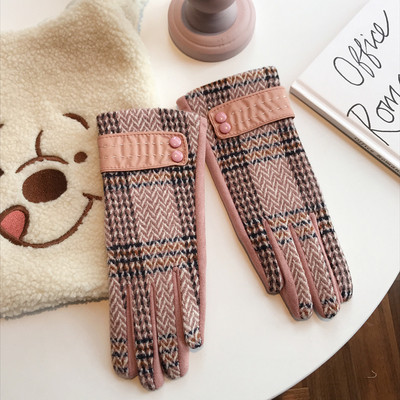 Stiilsed sametist ja kašmiirist naiste ruudulised kindad – mitut värvi