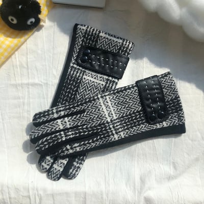 Stiilsed sametist ja kašmiirist naiste ruudulised kindad – mitut värvi