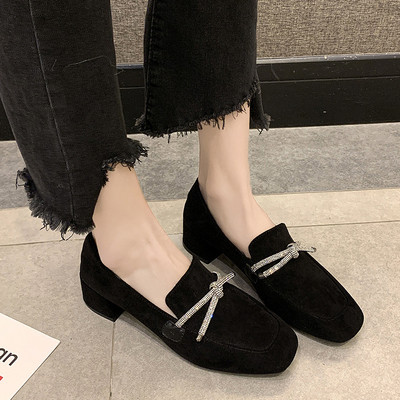 Ежедневни дамски обувки с дебел нисък ток от еко велур в черен и бежов цвят 