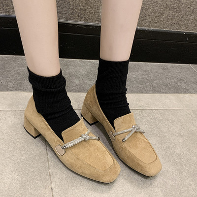 Ежедневни дамски обувки с дебел нисък ток от еко велур в черен и бежов цвят 