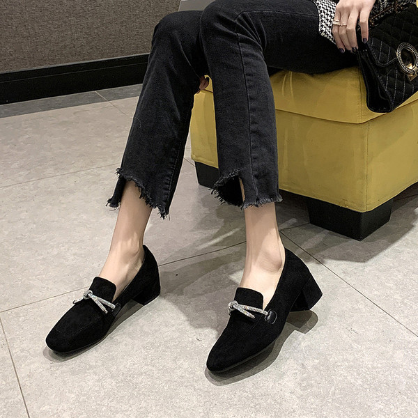 Ежедневни дамски обувки с дебел нисък ток от еко велур в черен и бежов цвят 