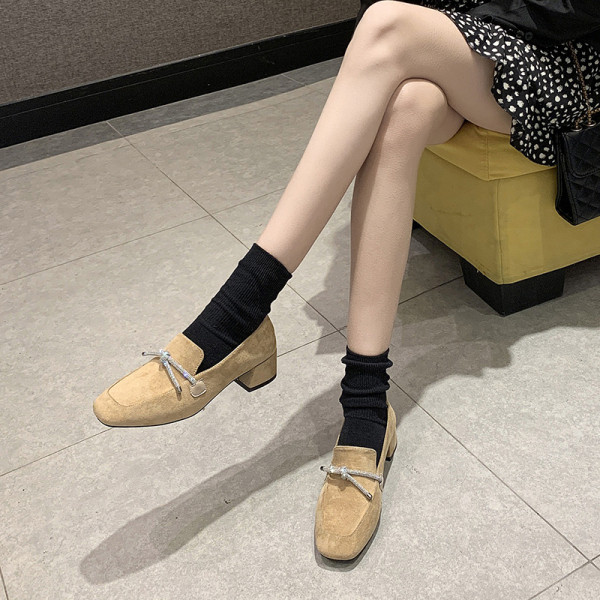 Ежедневни дамски обувки с дебел нисък ток от еко велур в черен и бежов цвят 