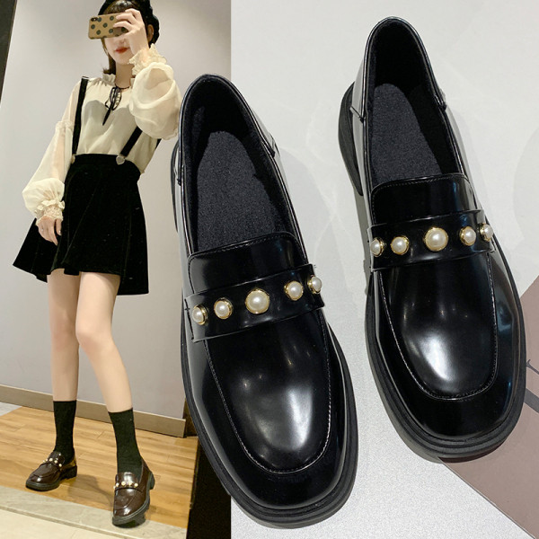 Ежедневни дамски лачени  обувки от еко кожа в черен и кафяв цвят 