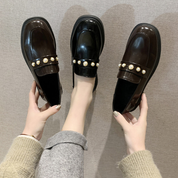 Ежедневни дамски лачени  обувки от еко кожа в черен и кафяв цвят 