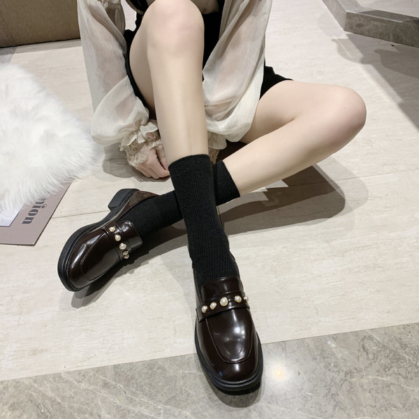 Ежедневни дамски лачени  обувки от еко кожа в черен и кафяв цвят 