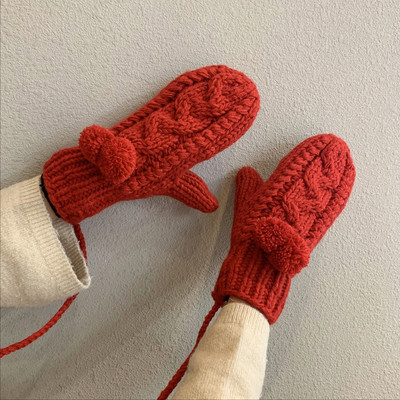 Плетени дамски ръкавици с 3D помпони и връзка за врата в четири цвята 