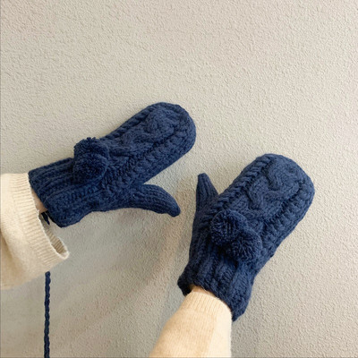 Kötött női kesztyű 3D pomponokkal és nyakkendővel, négy színben