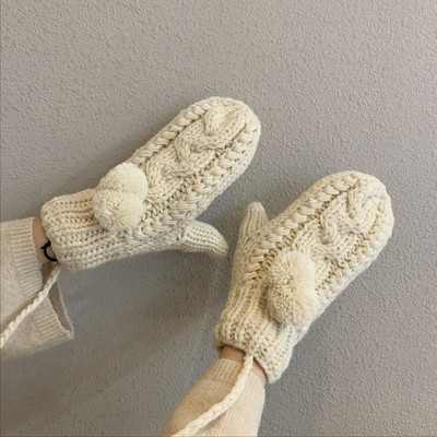 Kötött női kesztyű 3D pomponokkal és nyakkendővel, négy színben