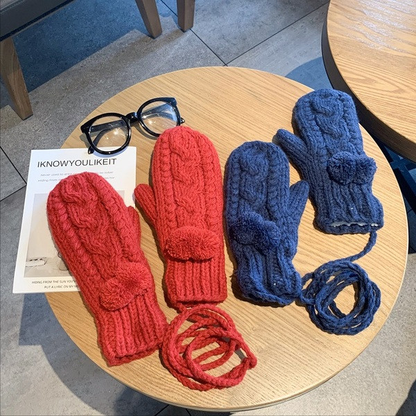 Keturių spalvų megztos moteriškos pirštinės su 3D pomponais ir kaklaraiščiu