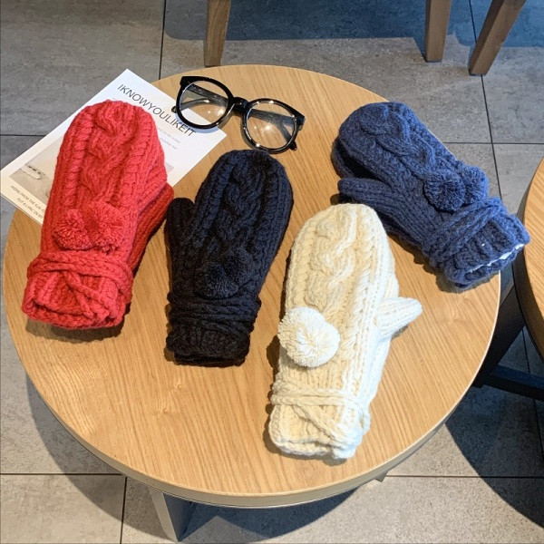 Keturių spalvų megztos moteriškos pirštinės su 3D pomponais ir kaklaraiščiu