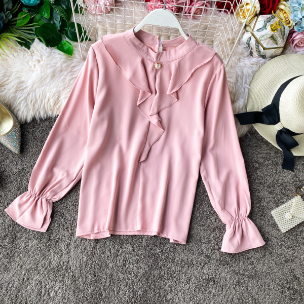 Moodne pikkade varrukate ja ovaalse kaelusega naiste särk erinevates värvides