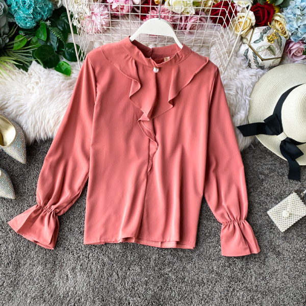 Moodne pikkade varrukate ja ovaalse kaelusega naiste särk erinevates värvides