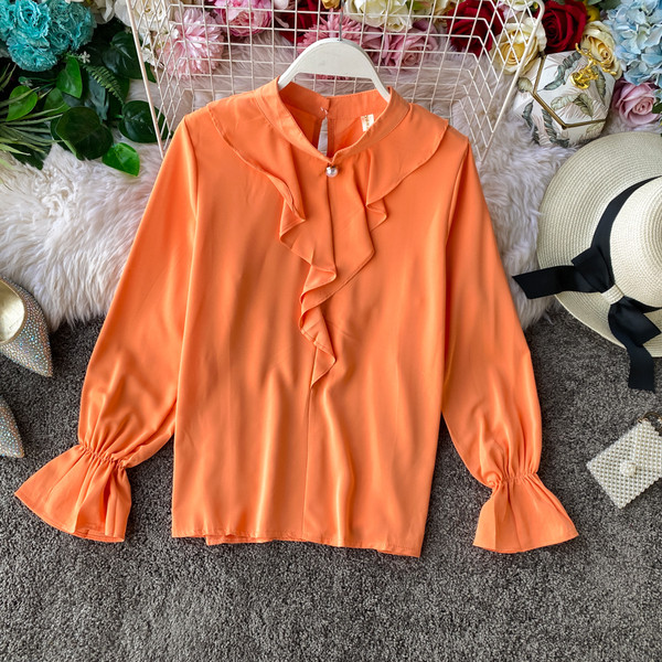 Moodne pikkade varrukate ja ovaalse kaelusega naiste särk erinevates värvides