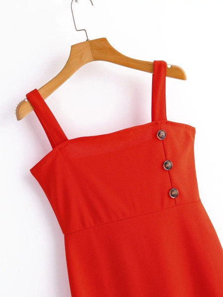 Нов модел вталена дамска рокля с презрамки и копчета 